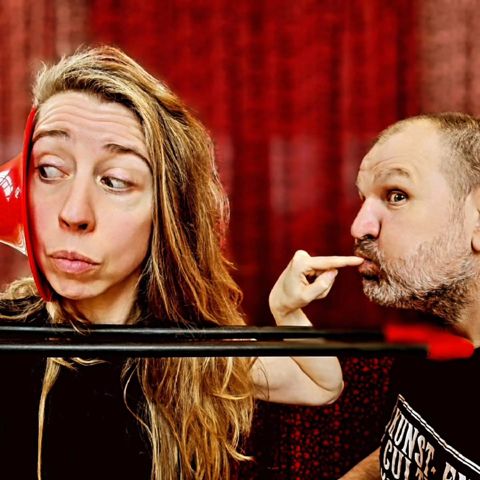 Leon en Hanne in een expressieve theaterscène