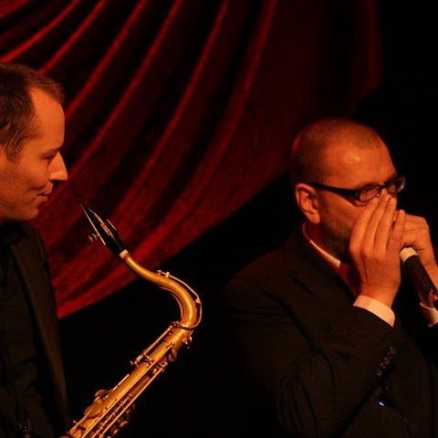 Leon op harmonica naast saxofonist