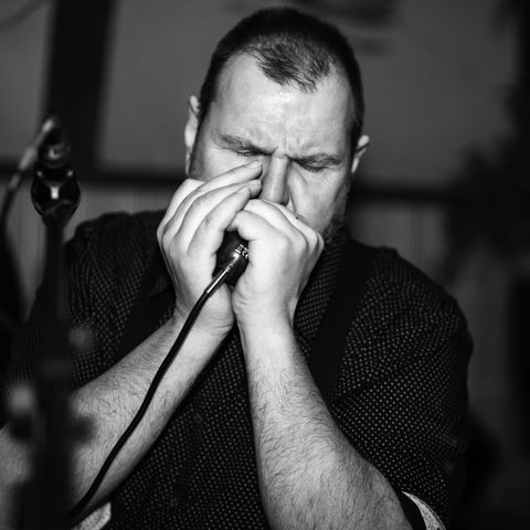 Leon op harmonica, zwart-wit