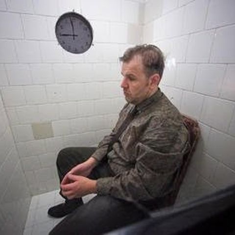 Leon in een betegelde ruimte, installatie