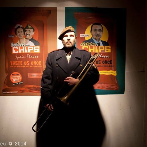 Leon in uniform met trombone