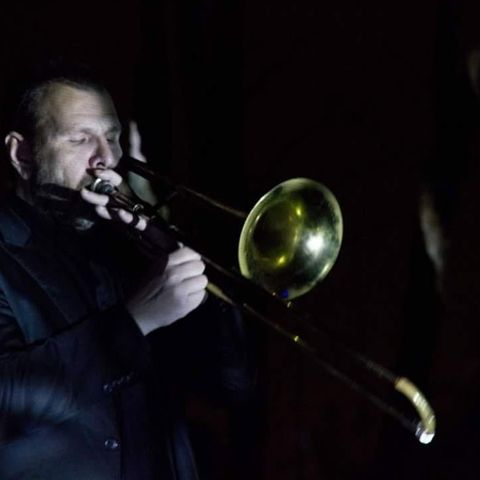 Leon op trombone in het donker
