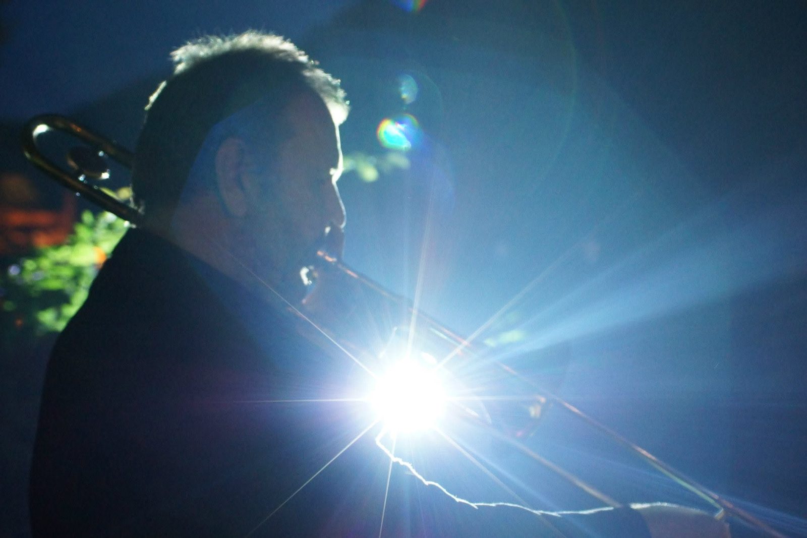 Leon van Egmond op trombone in tegenlicht