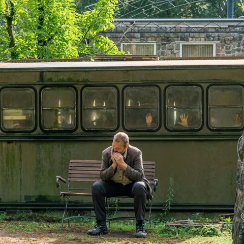 Leon op een bankje bij een oude wagen